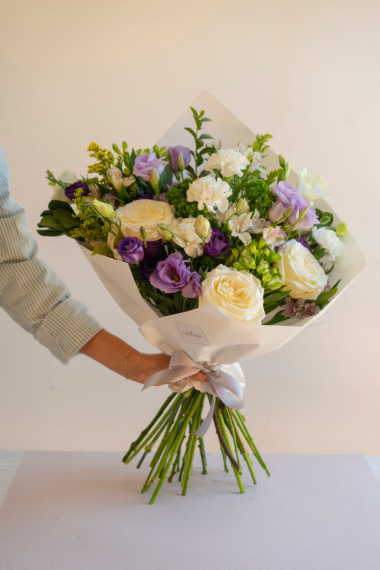 Ramo frontal especial con flores premium y follaje de temporada — Flores Las Varas