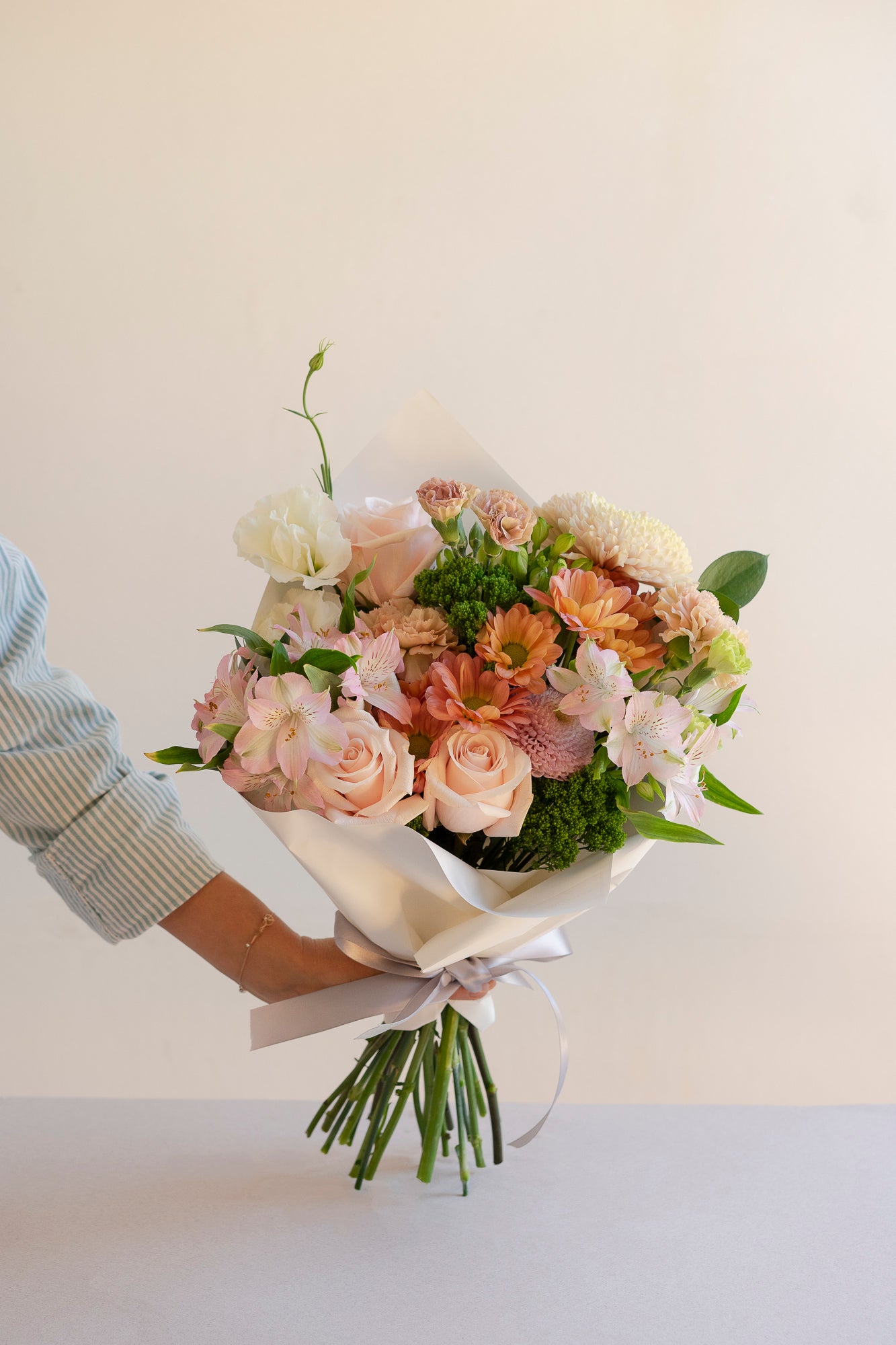 Ramo frontal de flores frescas en tonos pastel con follaje verde — Flores Las Varas