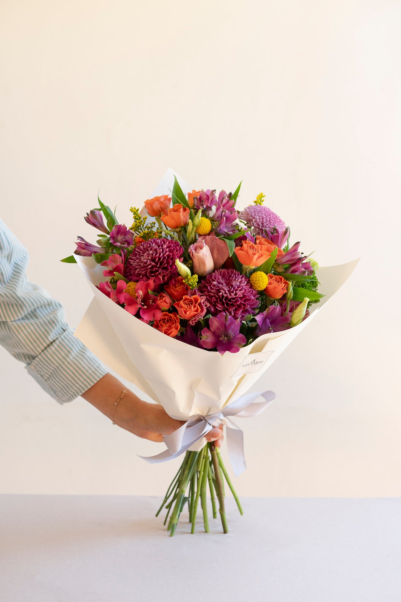 Ramo frontal alegre con 20 varas de flores coloridas de temporada — Flores Las Varas