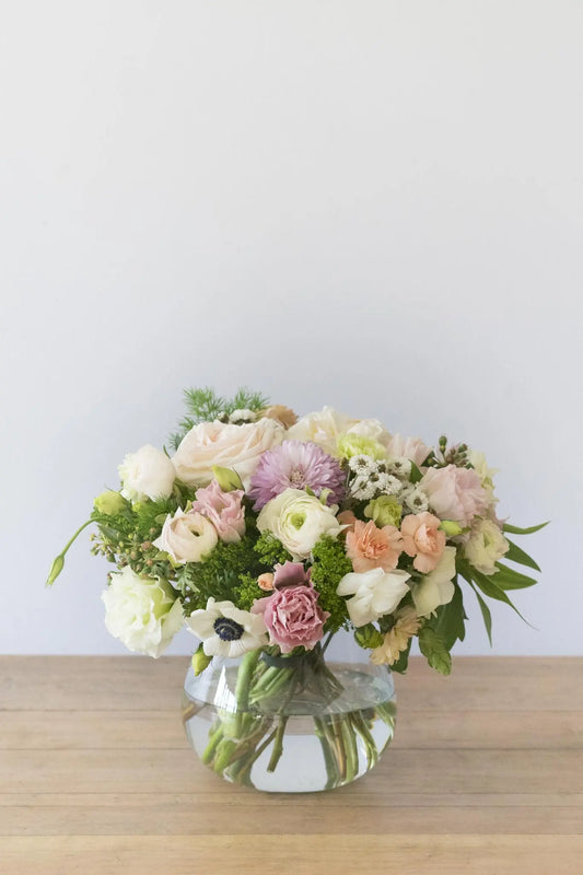 Arreglo floral de 30 varas en pecera de vidrio transparente, Flores Las Varas Santiago, detalle 2