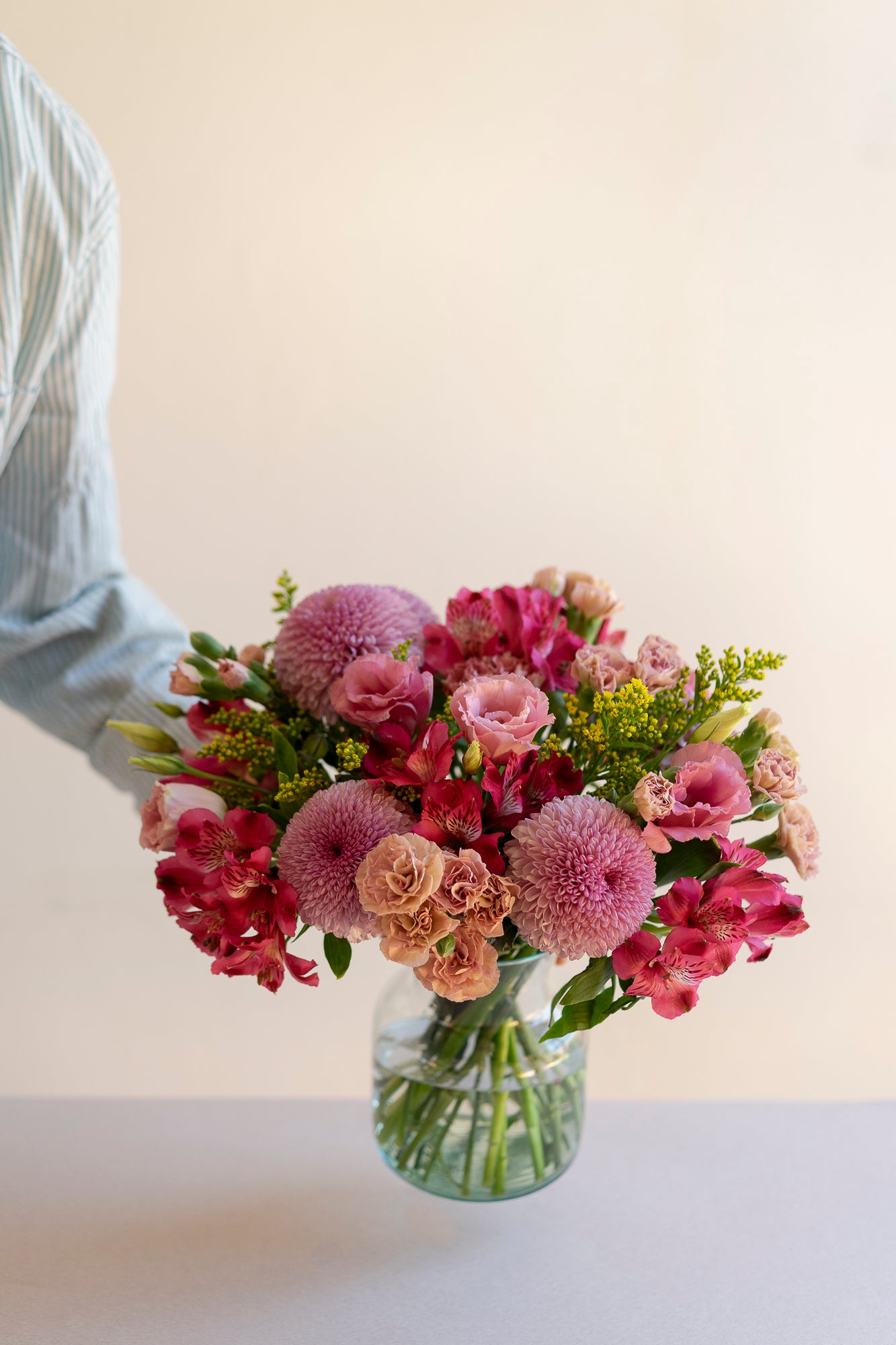 Arreglo floral en tonos cálidos con flores de temporada, detalle artesanal — Flores Las Varas