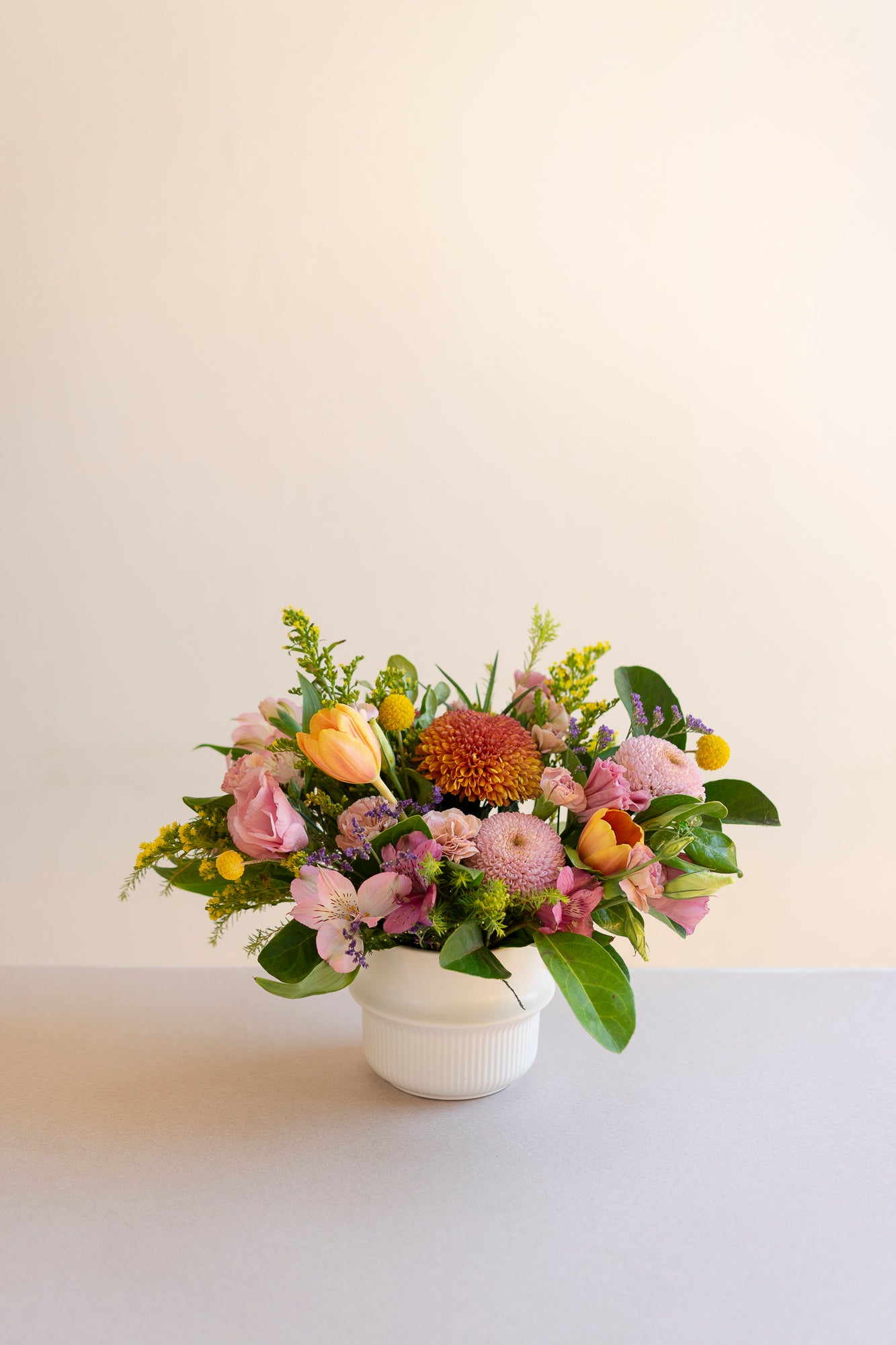 Arreglo floral petit con flores frescas de temporada, formato compacto — Flores Las Varas