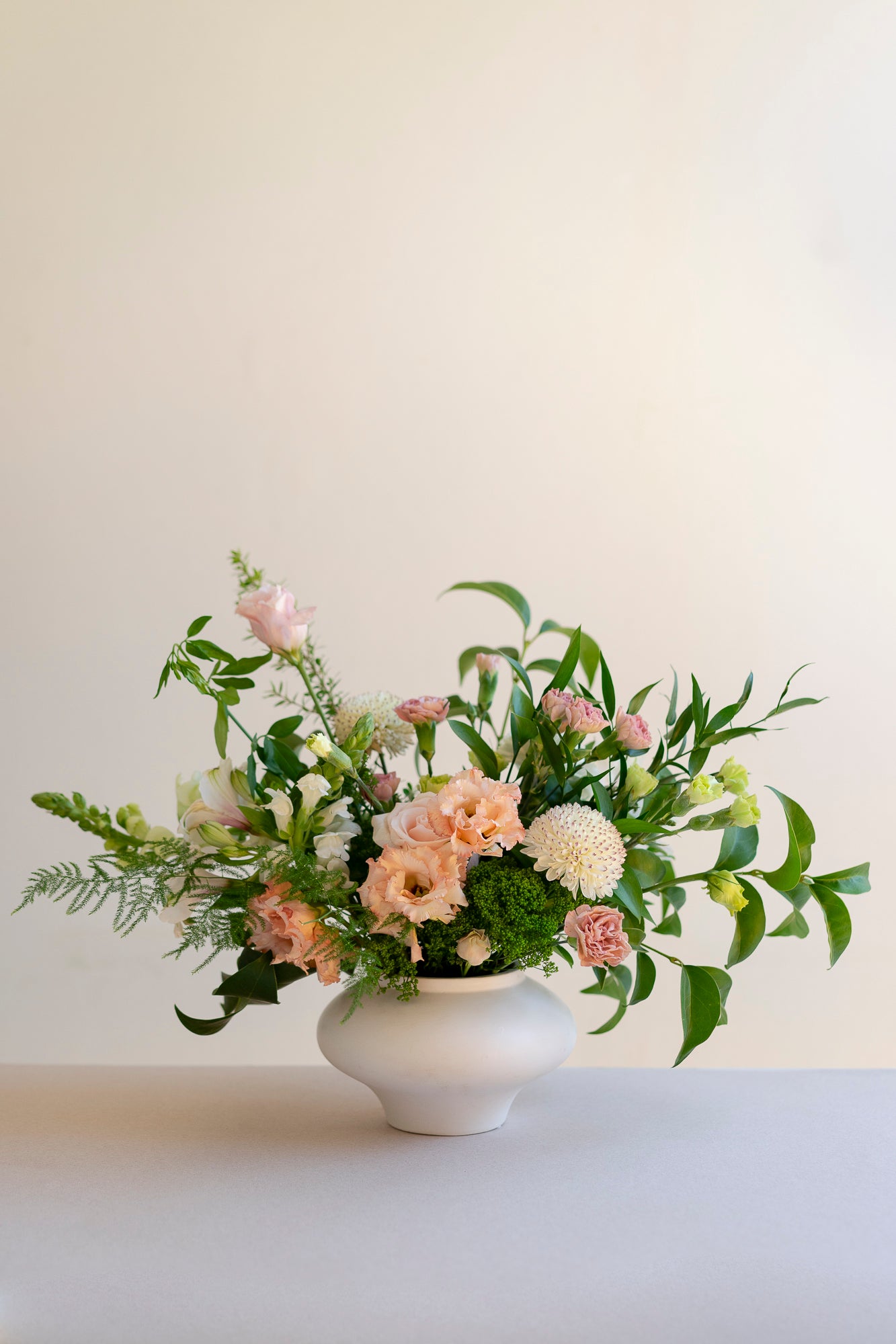 Arreglo floral suelto con flores de temporada en estilo natural — Flores Las Varas