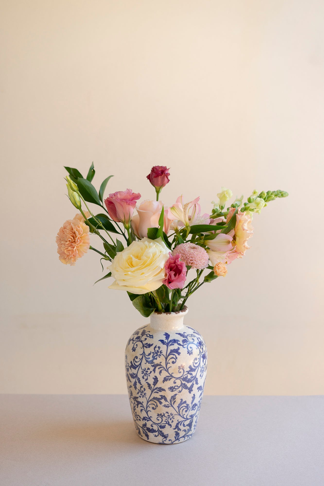 Arreglo floral estilo vintage con flores frescas y follaje natural — Flores Las Varas