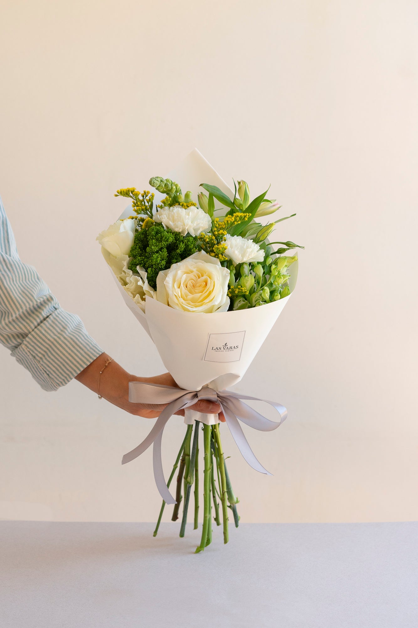 Cucurucho de flores blancas y verdes con envoltorio artesanal de papel — Flores Las Varas