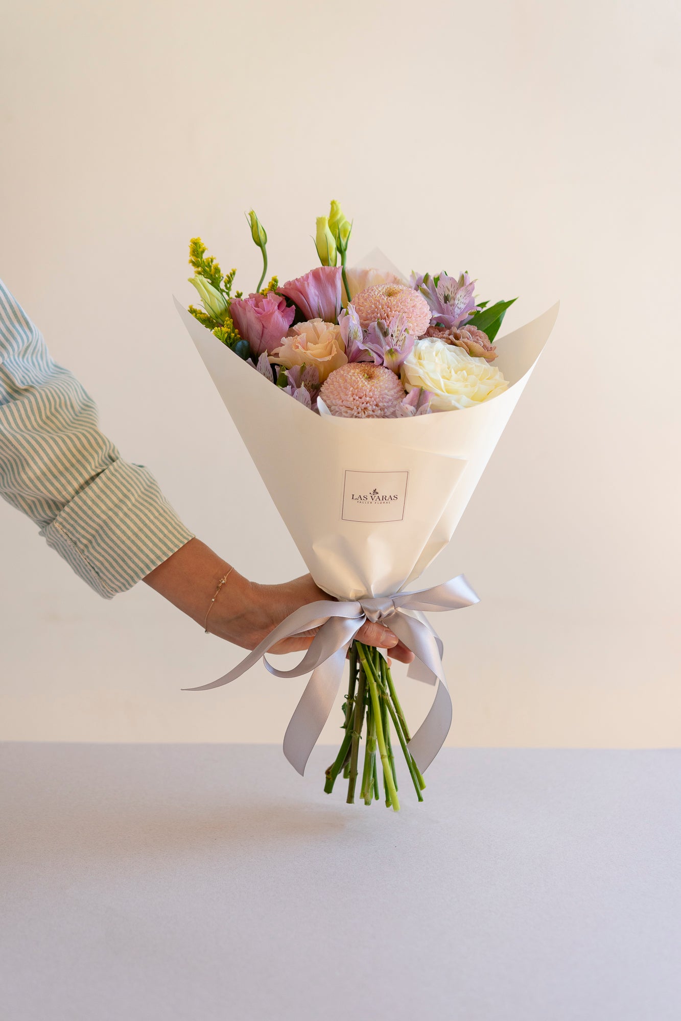 Cucurucho artesanal de flores frescas en tonos pastel y follaje — Flores Las Varas